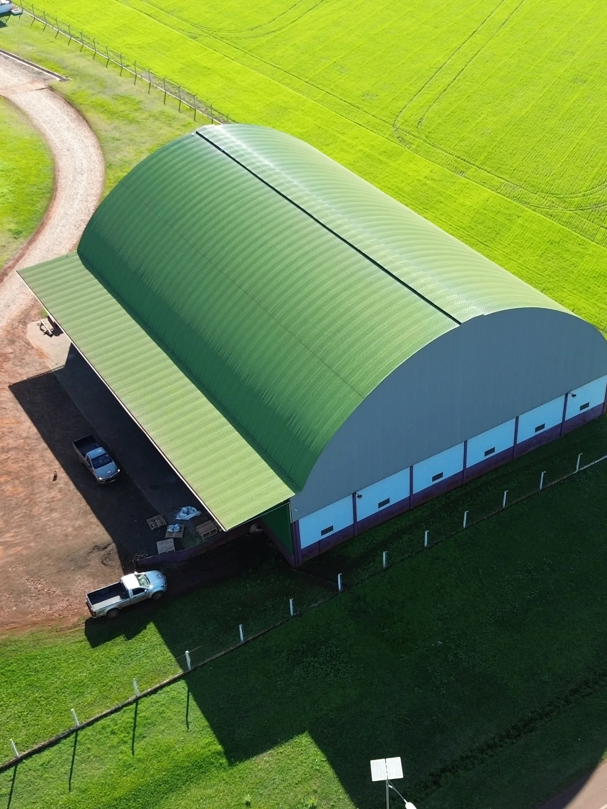 Galpon con techo metalico en arco construido por R6